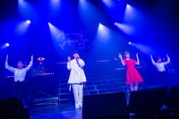 オーイシマサヨシ（左から2人目）とウーリャ（右から2人目）。