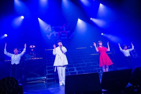 オーイシマサヨシ(左から2人目)とウーリャ(右から2人目)。