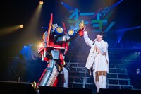 ダイナゼノン（左）とハイタッチするオーイシマサヨシ（右）。