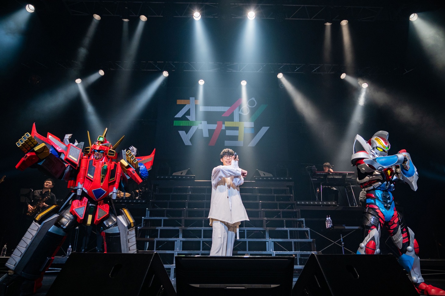 左からダイナゼノン、オーイシマサヨシ、グリッドマン。