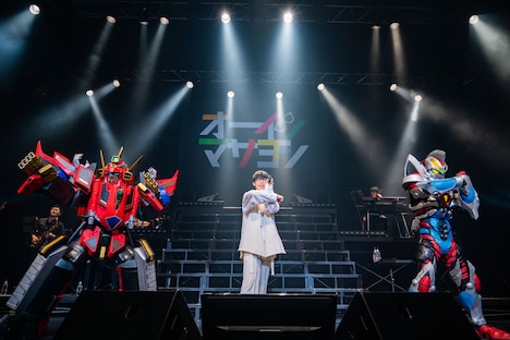 左からダイナゼノン、オーイシマサヨシ、グリッドマン。