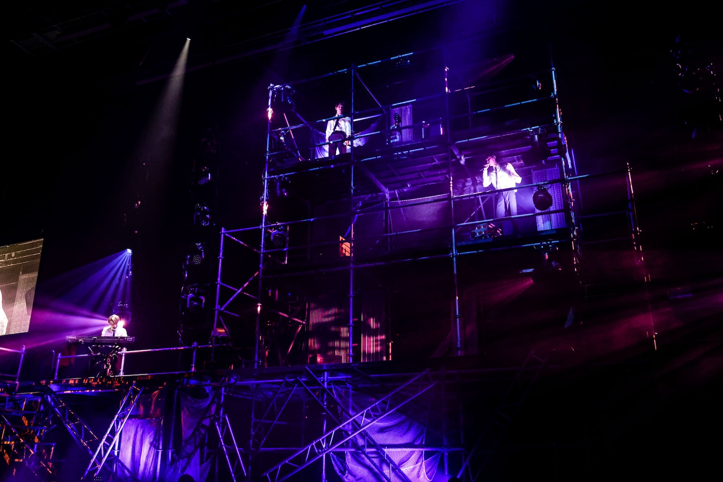 伊藤壮吾、池田彪馬、古川毅による「Remedy For Love」のパフォーマンスの様子。