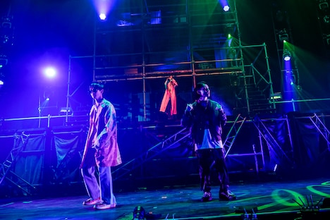 ジャン海渡、田中洸希、松村和哉によるパフォーマンスの様子。