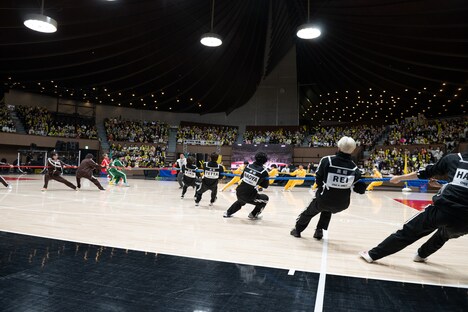 「十字綱引き」の様子。（撮影：深野輝美）