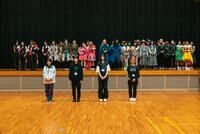 左からレオナイクスワイズ、チャンアダルト、アイカ・ザ・ポリス、hitorikko。後ろにはWACK所属アーティストが集結。