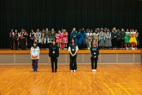 左からレオナイクスワイズ、チャンアダルト、アイカ・ザ・ポリス、hitorikko。後ろにはWACK所属アーティストが集結。