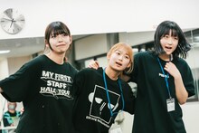 左からWACK堂前氏、hitorikko、チャンアダルト。
