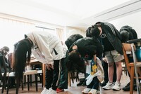 オーディション継続を希望して頭を下げる候補生。