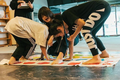 「WACK合同オーディション2023」5日目 早朝ツイスター対決の様子。