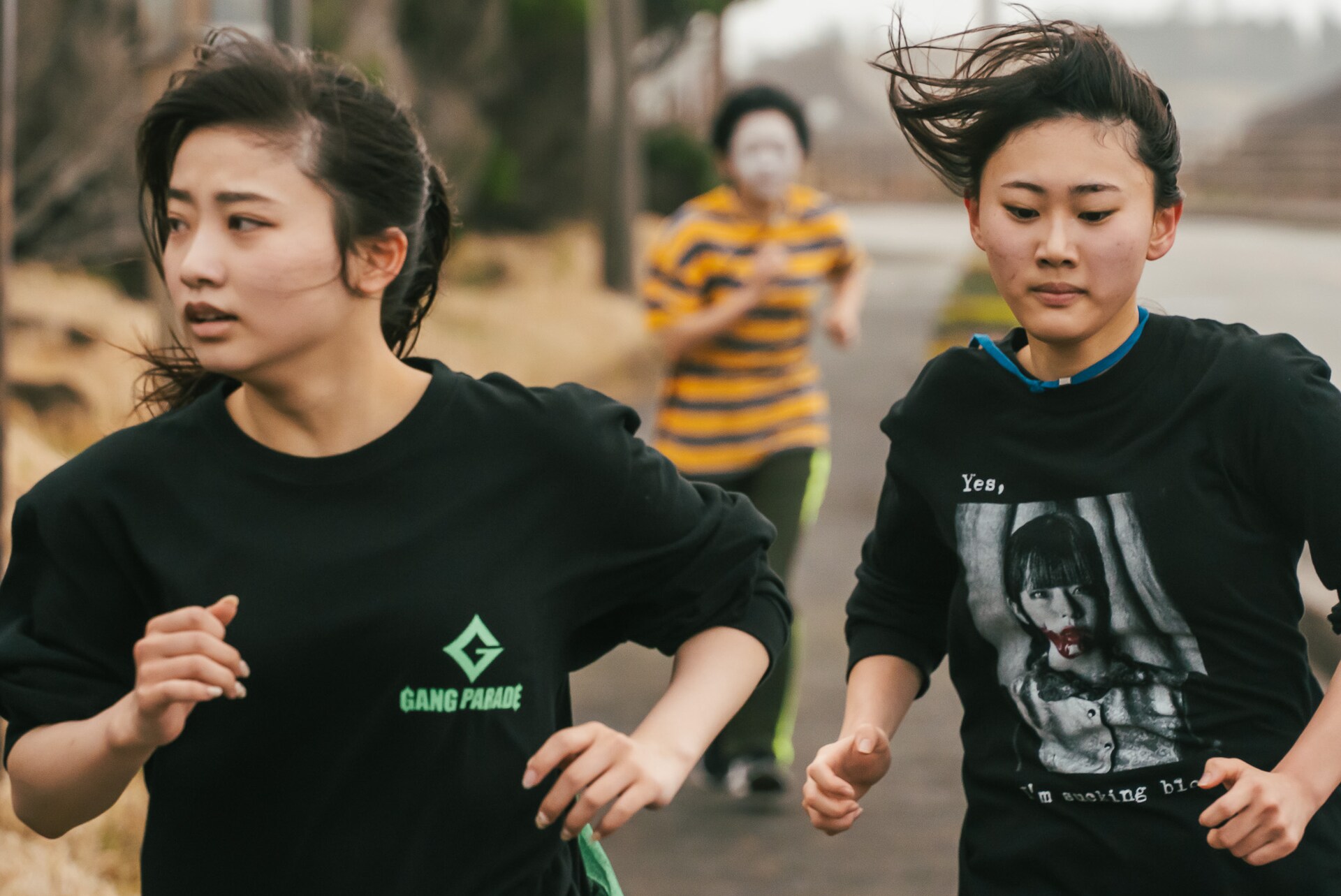 手前にナルハワールド（GANG PARADE）、レオナイクスワイズ、その背後