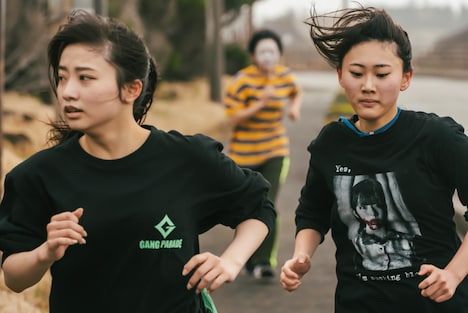 手前にナルハワールド（GANG PARADE）、レオナイクスワイズ、その背後にナ前ナ以（ASP）。