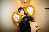 「五五」のうちわを持つ新間いずみ。（撮影：ヤギタツノリ）