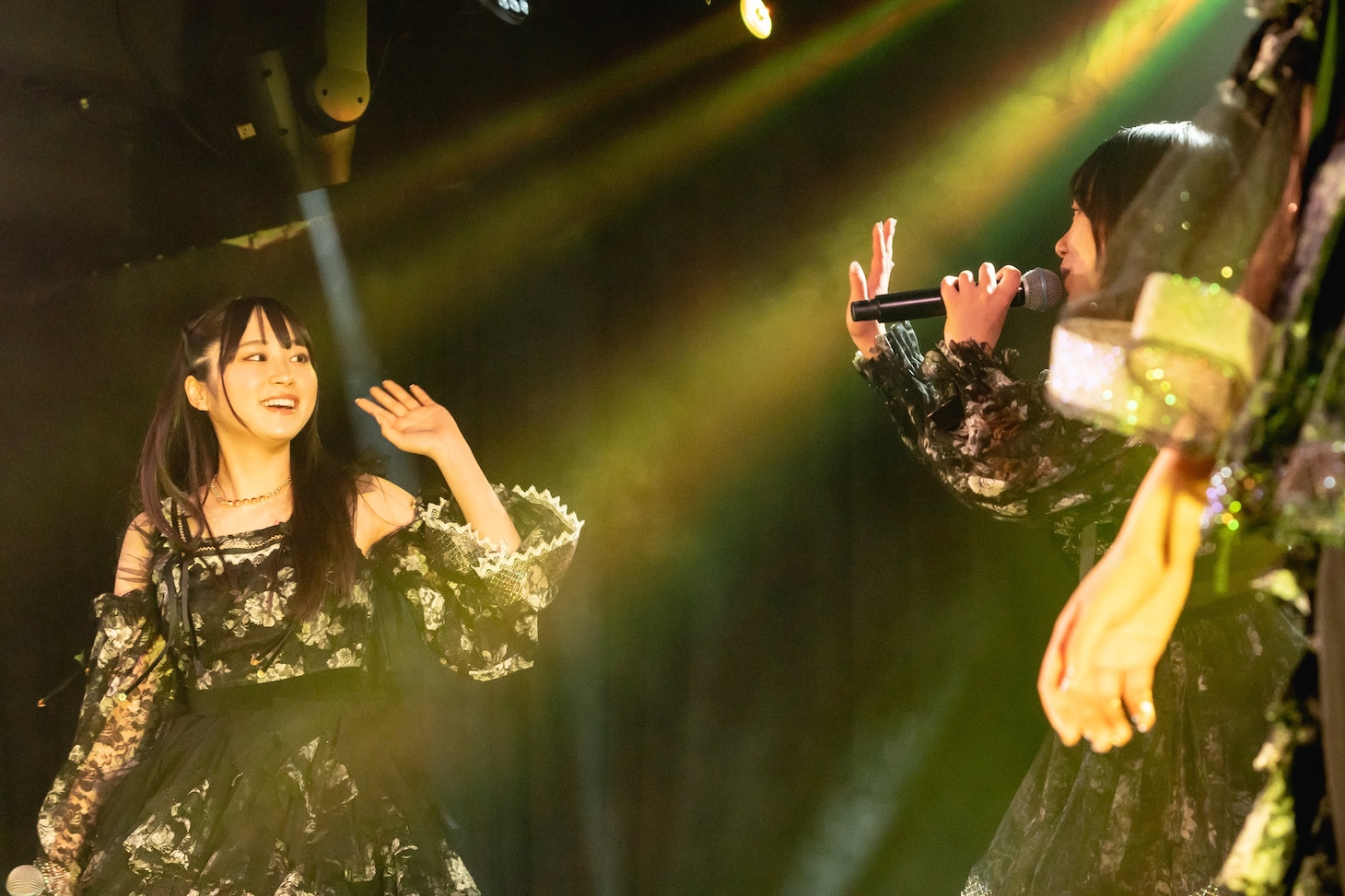 左から大白桃子、新間いずみ。（撮影：ヤギタツノリ）