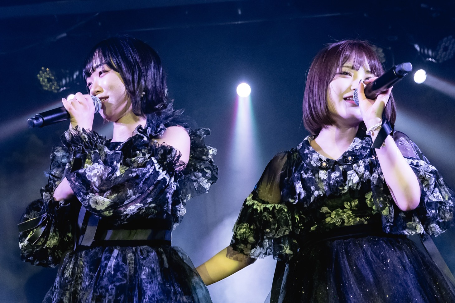 左から新間いずみ、久松由依。（撮影：ヤギタツノリ）