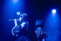 左から大白桃子、久松由依。（撮影：ヤギタツノリ）