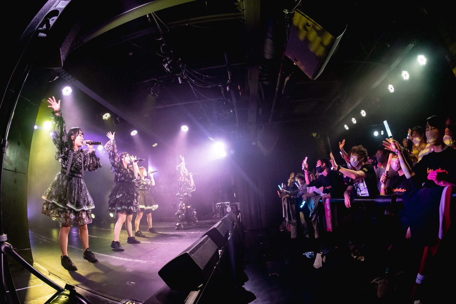 「fishbowl 1st oneman tour『ブリストルシュブンキン』」ファイナル公演の様子。（撮影：ヤギタツノリ）