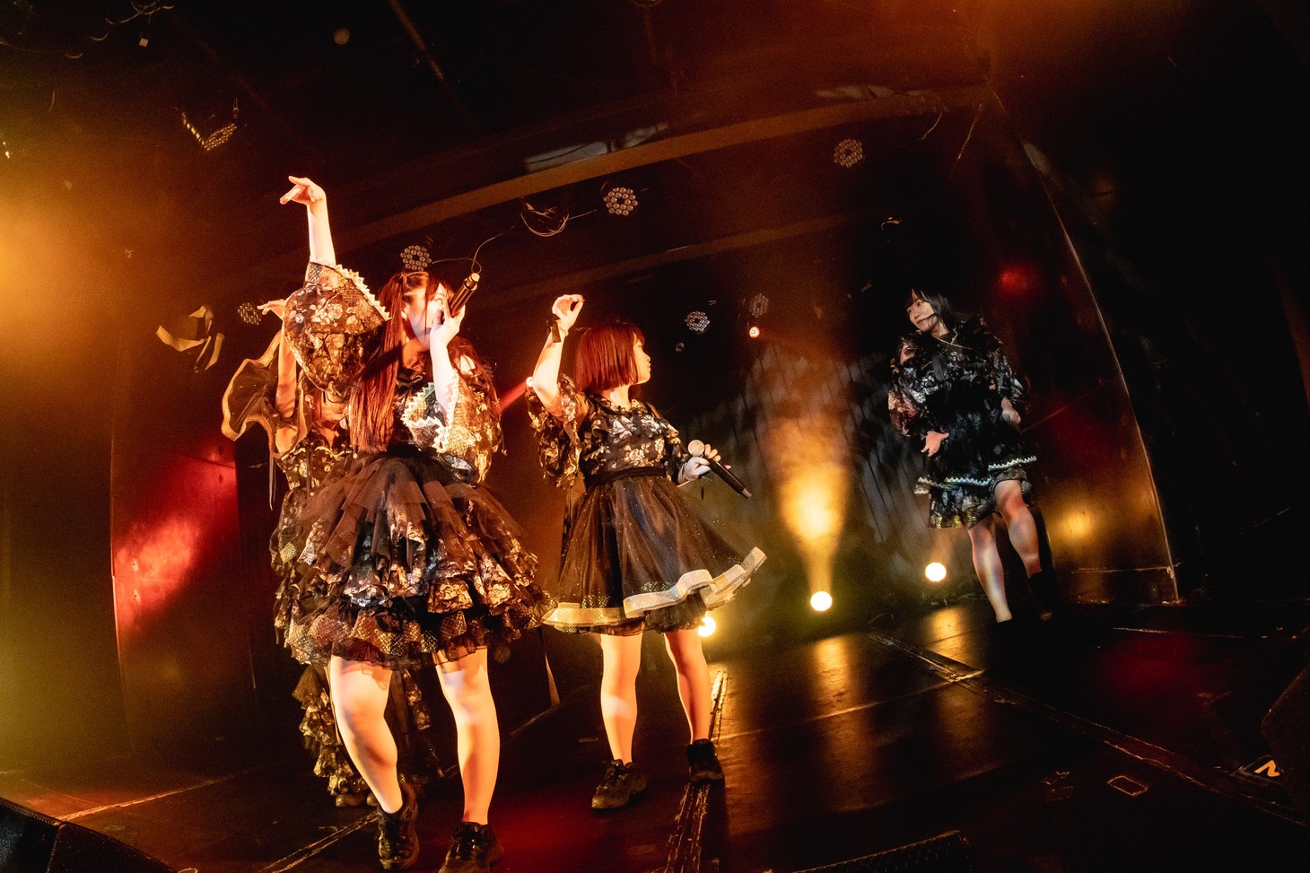 「fishbowl 1st oneman tour『ブリストルシュブンキン』」ファイナル公演の様子。（撮影：ヤギタツノリ）