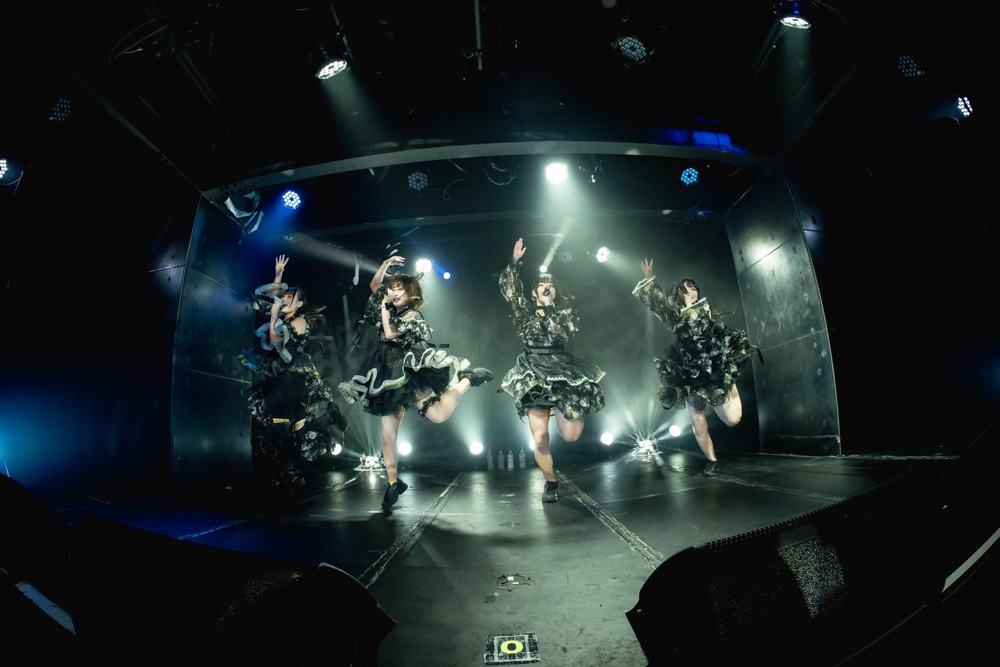 「fishbowl 1st oneman tour『ブリストルシュブンキン』」ファイナル公演の様子。（撮影：ヤギタツノリ）