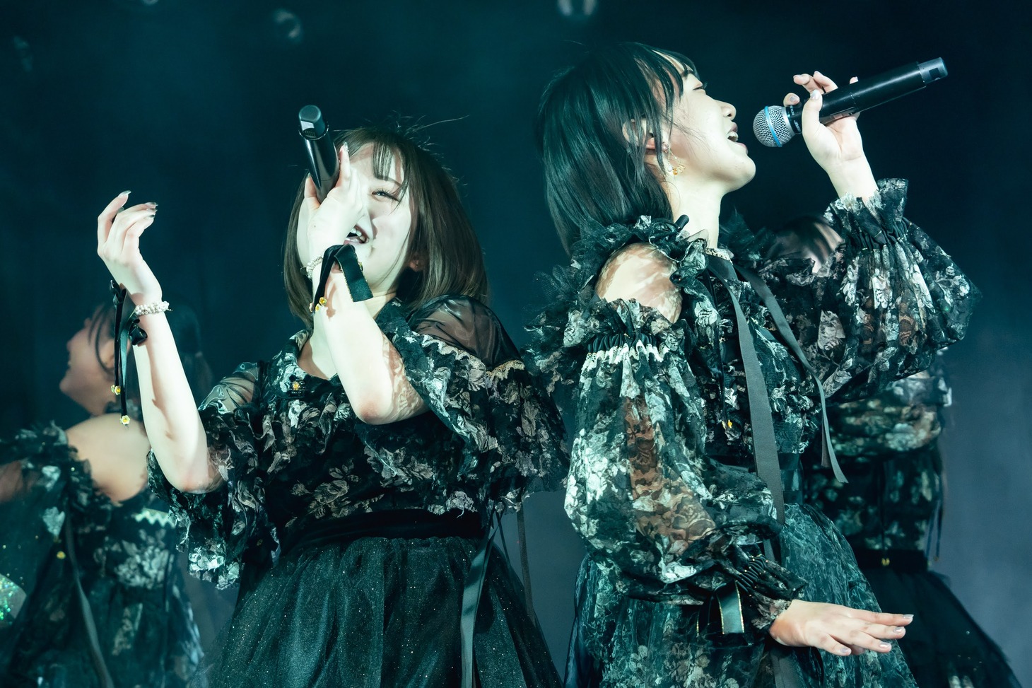 左から久松由依、新間いずみ。（撮影：ヤギタツノリ）