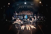 客席をバックに集合写真を撮るfishbowl。（撮影：ヤギタツノリ）