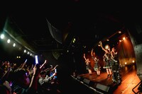 うちわを持って新曲「五五」を歌うfishbowl。（撮影：ヤギタツノリ）