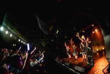 うちわを持って新曲「五五」を歌うfishbowl。（撮影：ヤギタツノリ）