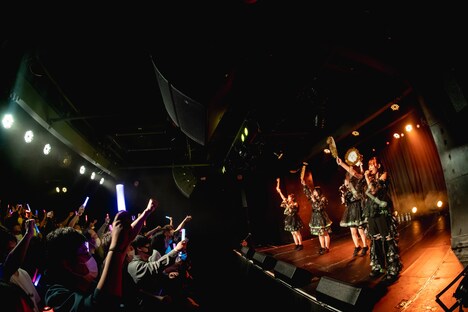 うちわを持って新曲「五五」を歌うfishbowl。（撮影：ヤギタツノリ）