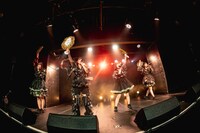 うちわを持って新曲「五五」を歌うfishbowl。（撮影：ヤギタツノリ）