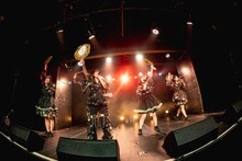 うちわを持って新曲「五五」を歌うfishbowl。（撮影：ヤギタツノリ）