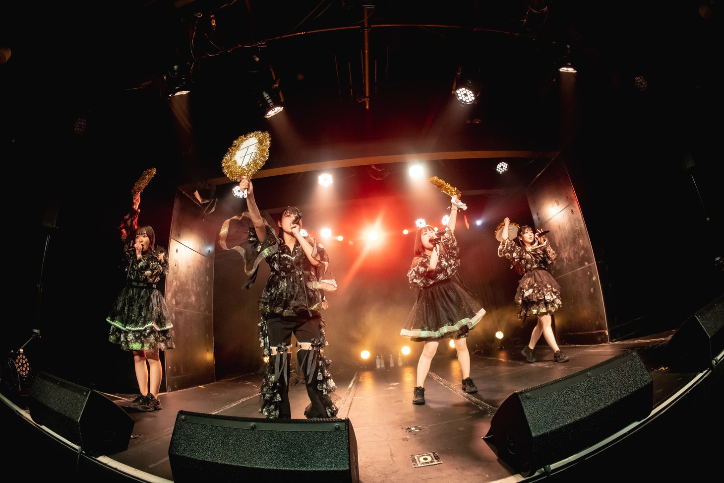 うちわを持って新曲「五五」を歌うfishbowl。（撮影：ヤギタツノリ）