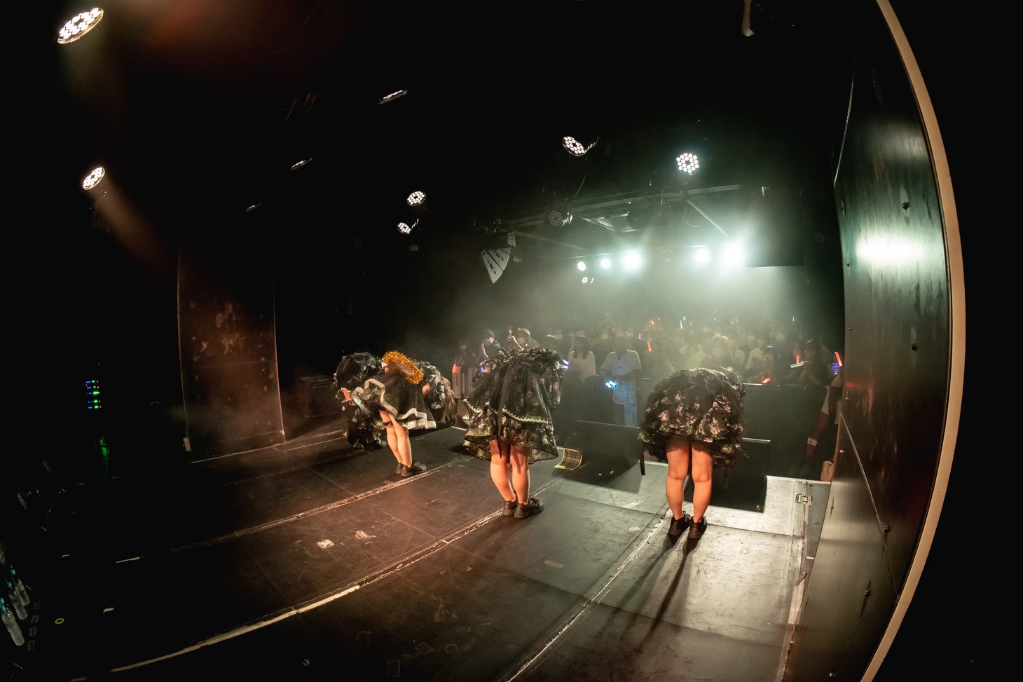 観客におじぎをするfishbowl。（撮影：ヤギタツノリ）