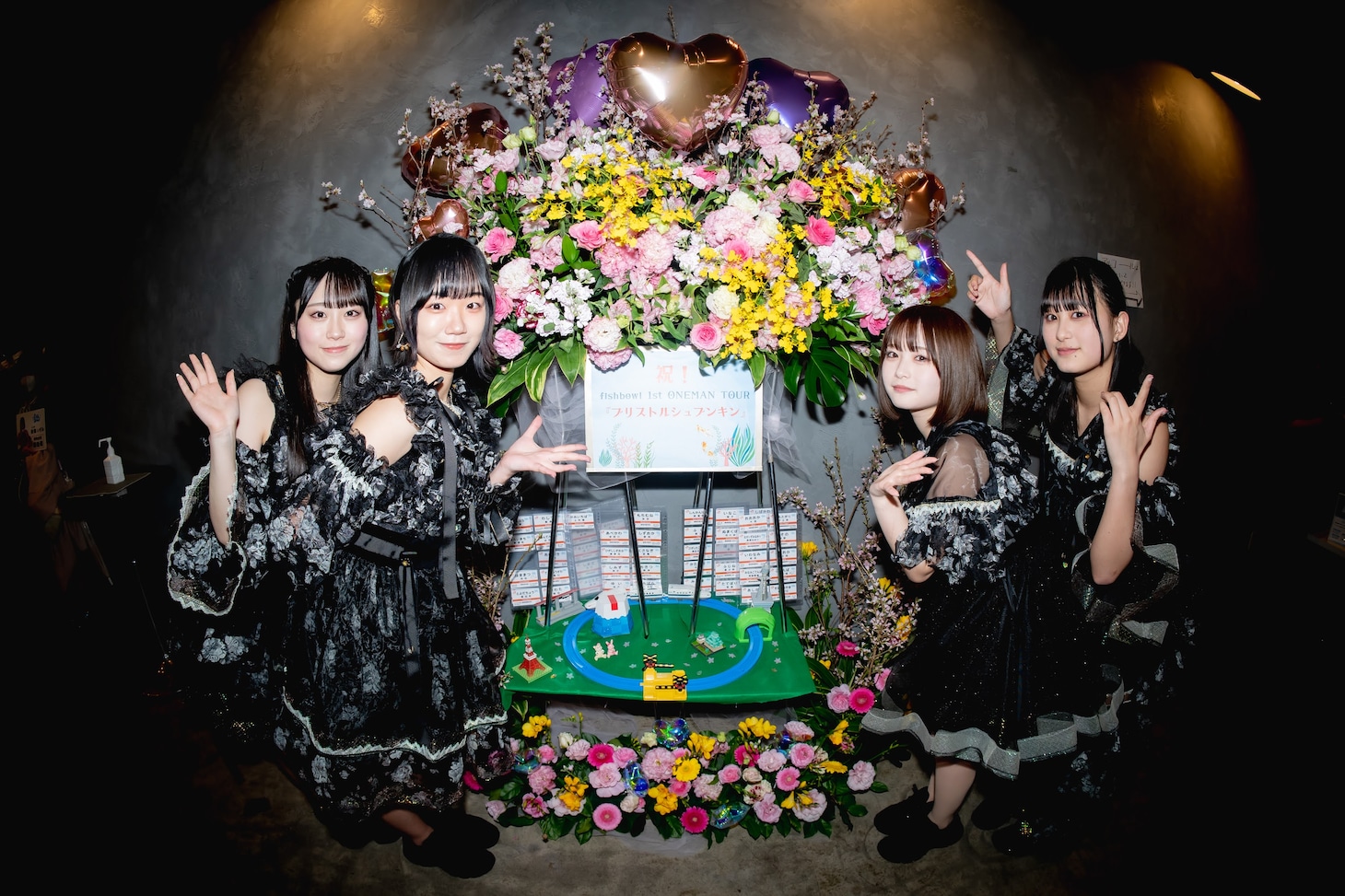 フラワースタンドの前で写真を撮るfishbowl。（撮影：ヤギタツノリ）