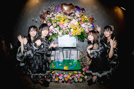 フラワースタンドの前で写真を撮るfishbowl。（撮影：ヤギタツノリ）