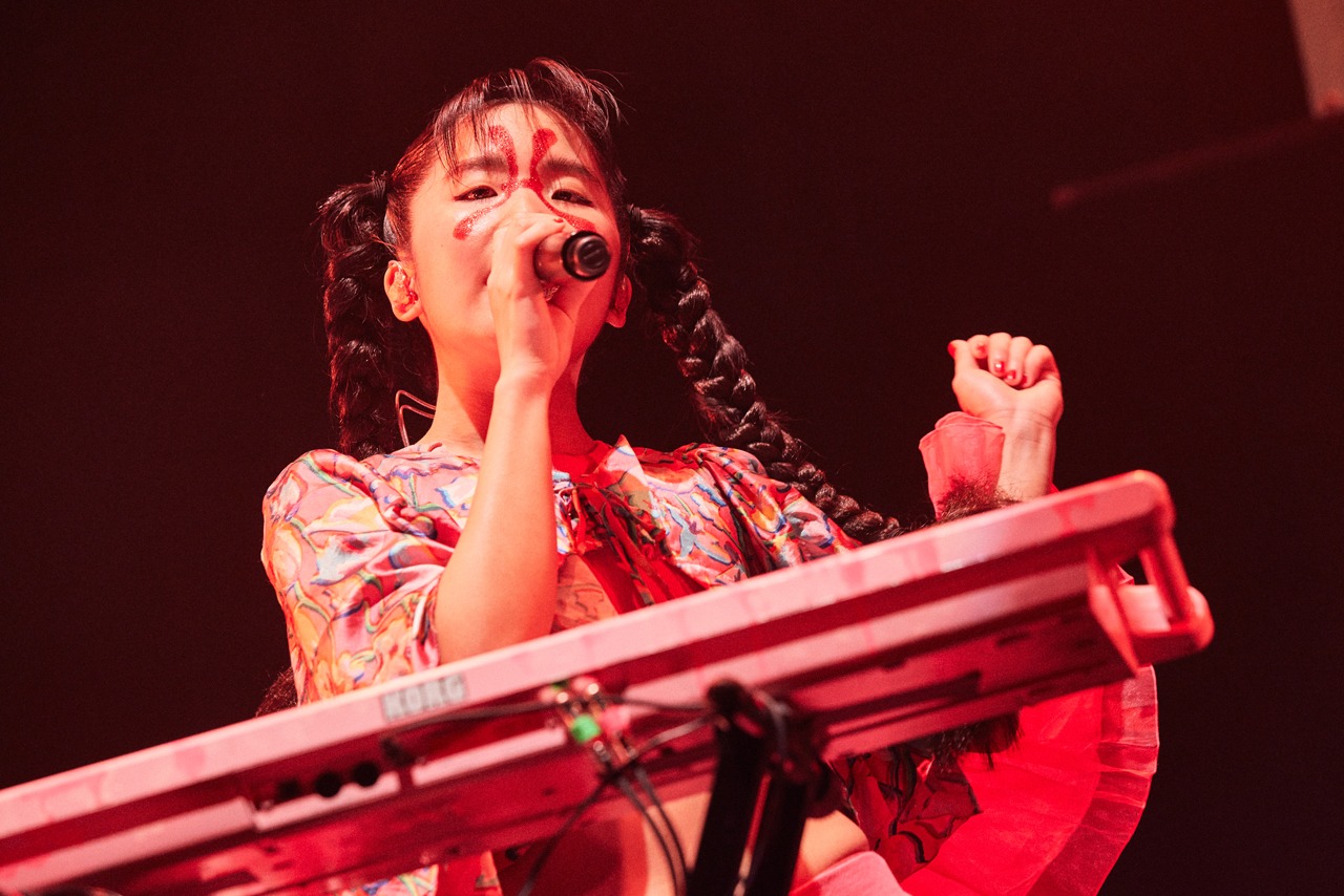 マナ（Vo, Key）（Photo by Yoshio Nakaiso）