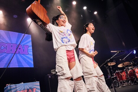 「アイム・ミー」アコースティックバージョンを披露中のカナ（Vo, G, Key）とマナ（Vo, Key）。（Photo by Yoshio Nakaiso）