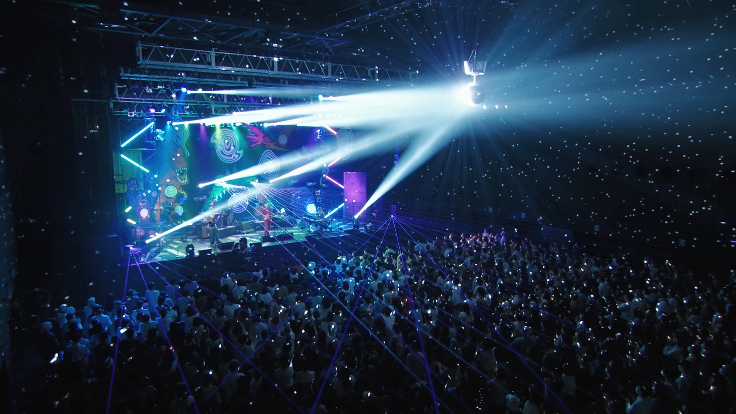 Kroi「HORN」ライブ映像のワンシーン。