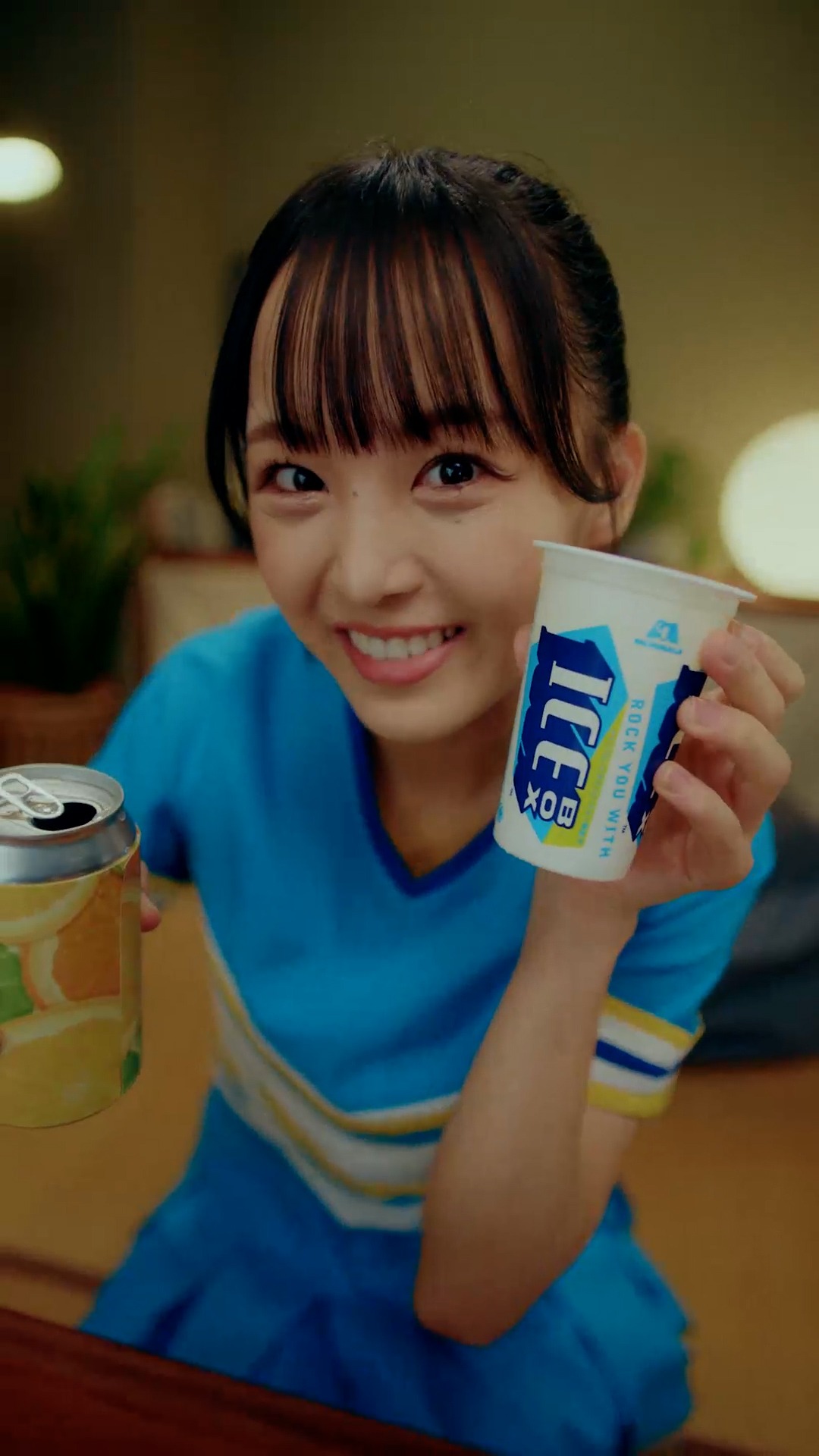 「アイスボックス」WebCM「好きな飲み物で割ったら、プチごほうび」編より。