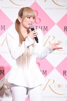 自宅のサウナに「ぜひ皆さん来てください」と記者に呼びかける浜崎あゆみ。