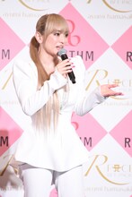 自宅のサウナに「ぜひ皆さん来てください」と記者に呼びかける浜崎あゆみ。