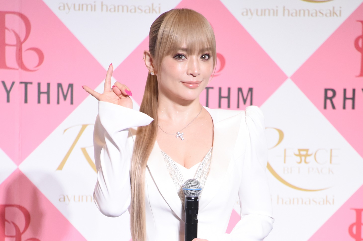 司会者が商品のポイントを1つひとつ語るごとに指を折っていく浜崎あゆみ。
