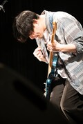 加藤綾太（G / THE 2）（Photo by MAYUMI）