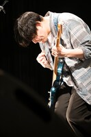 加藤綾太（G / THE 2）（Photo by MAYUMI）