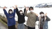 DJ 松永の師匠である駒形宏伸（DJ CO-MA / 右から2番目）。（写真提供：NHK）