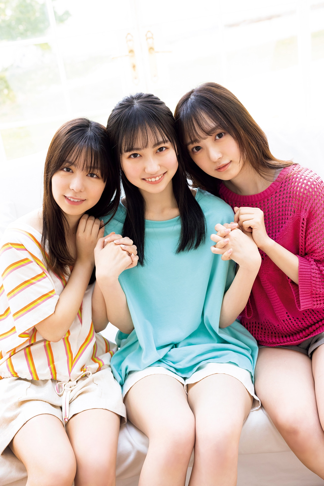 「FLASH スペシャル 2023年春『水着総登場』号」より。左から吉村萌南、永松波留、日比野芽奈。（撮影・田中智久）(c)光文社