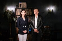 左から桑子真帆アナウンサー、桑田佳祐。 (c)NHK