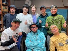 下段左から木梨憲武、ISSA、所ジョージ。上段左からU-YEAH、KENZO、TOMO、YORI、KIMI。