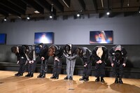 お辞儀をするMAZZEL。