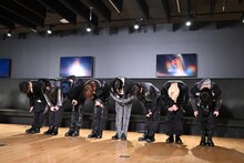 お辞儀をするMAZZEL。