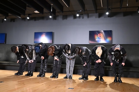 お辞儀をするMAZZEL。