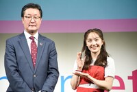 左から一般社団法人ペットフード協会の児玉博充会長、百田夏菜子。